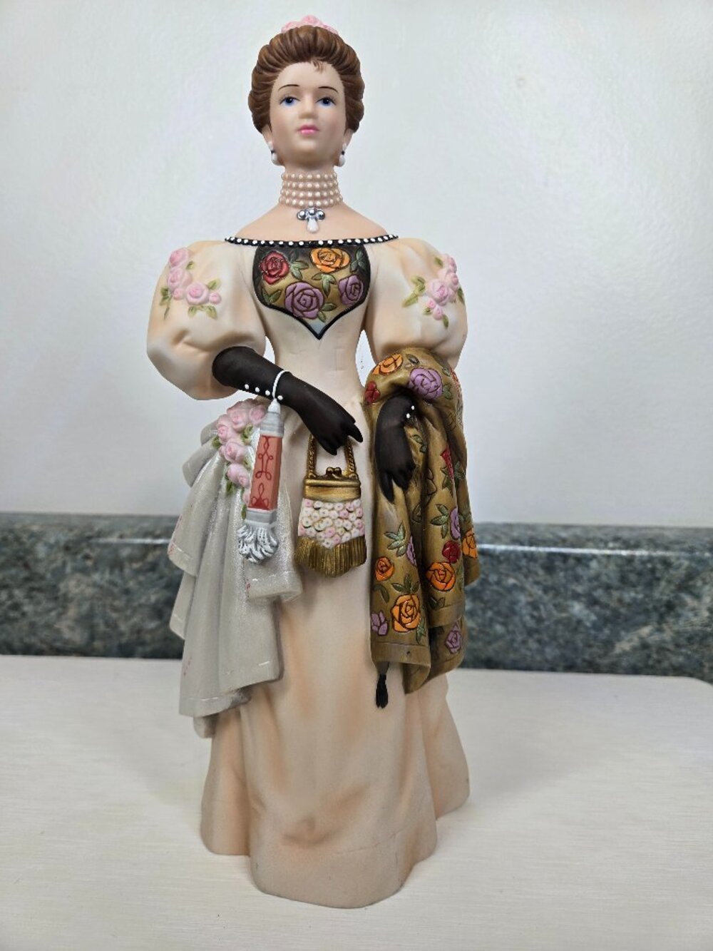 Avon 2000 Mrs. P.F.E. Albee President's Club Award Porcelain Figurine